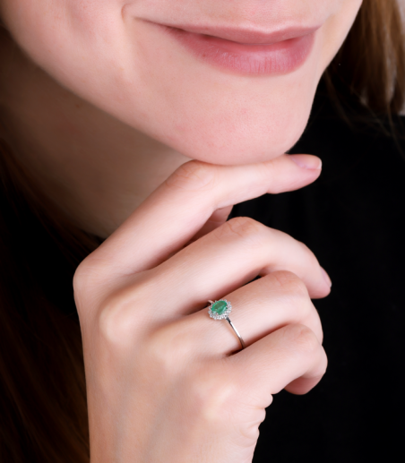 Anillo "Piano" esmeralda y diamantes 0.12 cts