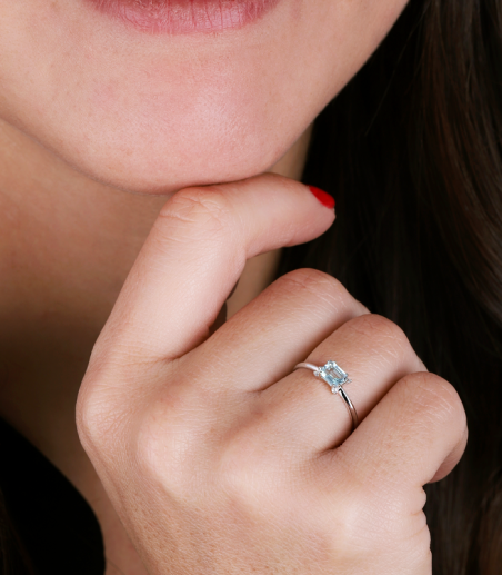 Anillo Oro 18k aguamarina y diamantes 0.02cts "Bagnasco"