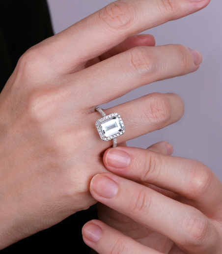 Anillo "Bazzano" Agua Marina y Diamantes 0.43 cts