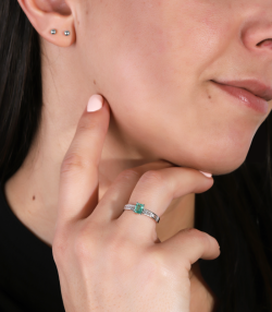 ANILLO "ROYALTY" ESMERALDA Y DIAMANTES
