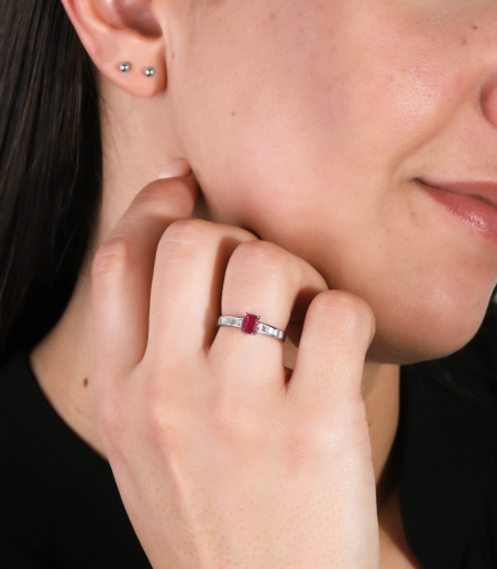 Anillo "Royalty" Rubí y Diamantes 0.23cts