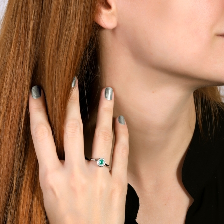 Anillo Oro 18k esmeralda y diamantes 0.15cts "Achim"