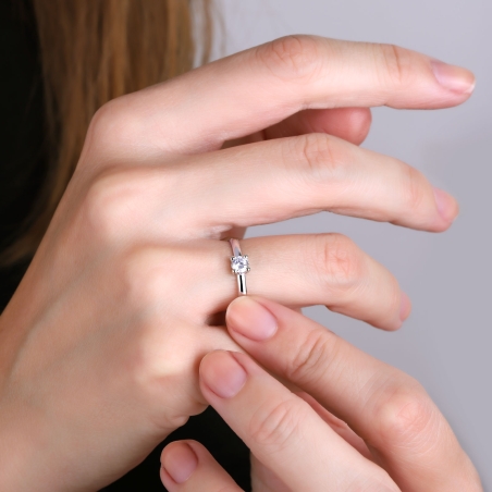 Anillo oro blanco 18k y circonita 4mm "Four"