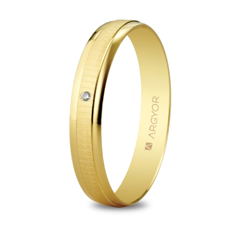 Alianza de boda oro amarillo 9k rayada suave con biseles y diamante