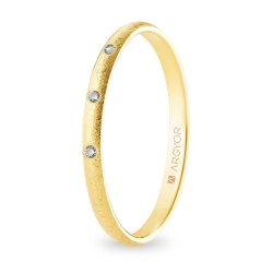 Alianza de boda oro amarillo 9k acabado hielo con tres diamantes 2 mm
