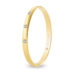 Alianza de boda oro amarillo 9k acabado hielo con tres diamantes interior plano 2 mm