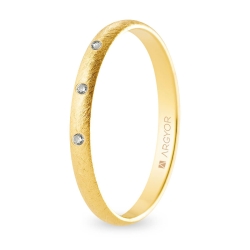 Alianza de boda oro amarillo 9k acabado hielo con tres diamantes 2.5 mm