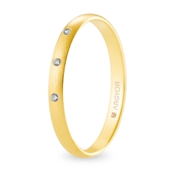 Alianza de boda oro amarillo 9k acabado satinado con tres diamantes 2.5 mm