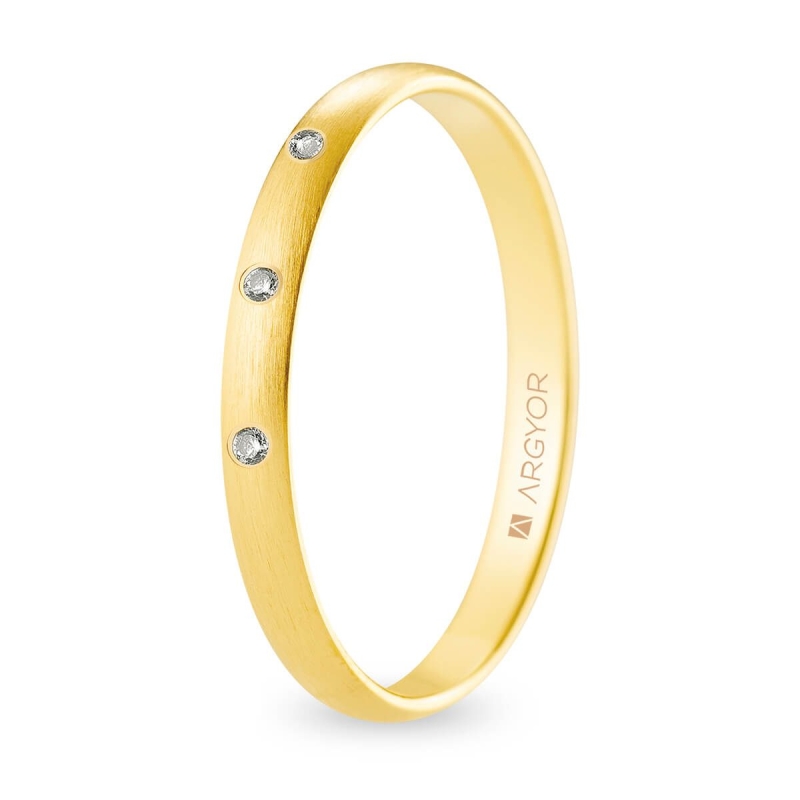 Alianza de boda oro amarillo 9k acabado satinado con tres diamantes 2.5 mm