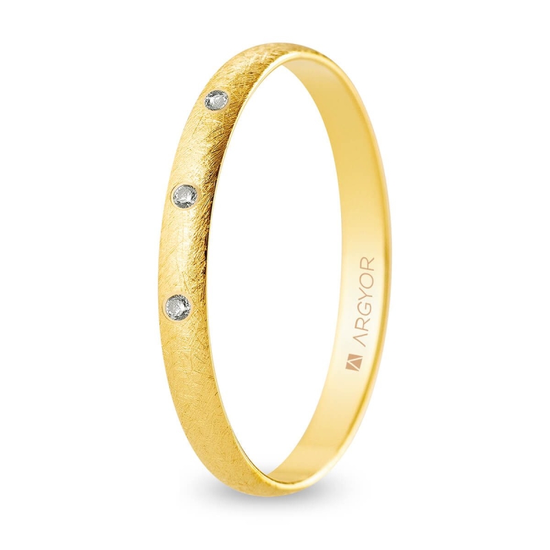 Alianza de boda oro amarillo 9k acabado hielo con tres diamantes 2.5 mm
