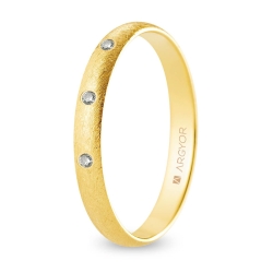 Alianza de boda oro amarillo 9k acabado hielo con tres diamantes 3 mm