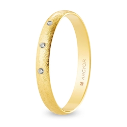 Alianza de boda oro amarillo 9k acabado hielo con tres diamantes interior plano 3 mm
