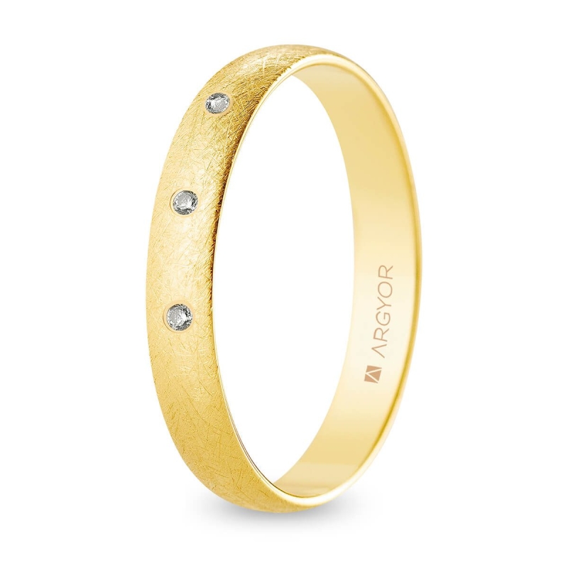 Alianza de boda oro amarillo 9k acabado hielo con tres diamantes interior plano 3.5 mm