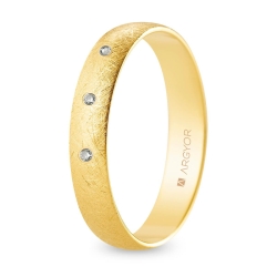 Alianza de boda oro amarillo 9k acabado hielo con tres diamantes interior plano 4 mm
