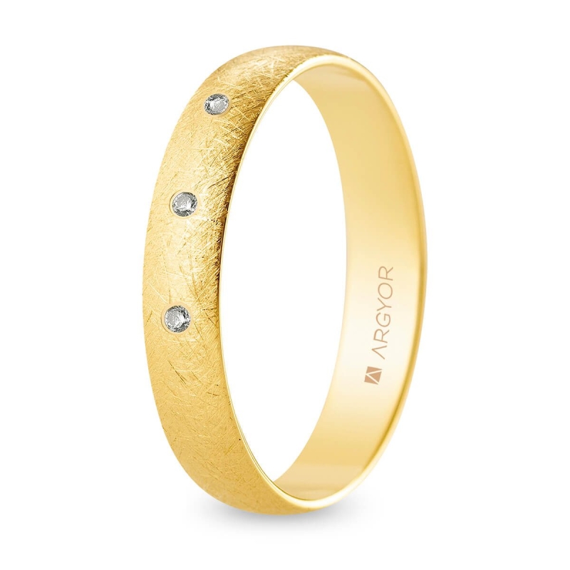Alianza de boda oro amarillo 9k acabado hielo con tres diamantes interior plano 4 mm