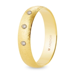Alianza de boda oro amarillo 9k acabado hielo con tres diamantes 5 mm