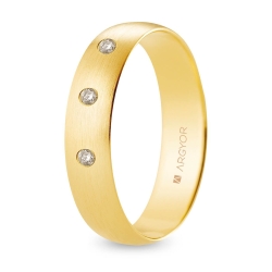 Alianza de boda oro amarillo 9k acabado satinado con tres diamantes 5 mm