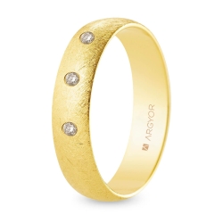Alianza de boda oro amarillo 9k acabado hielo con tres diamantes interior plano 5 mm
