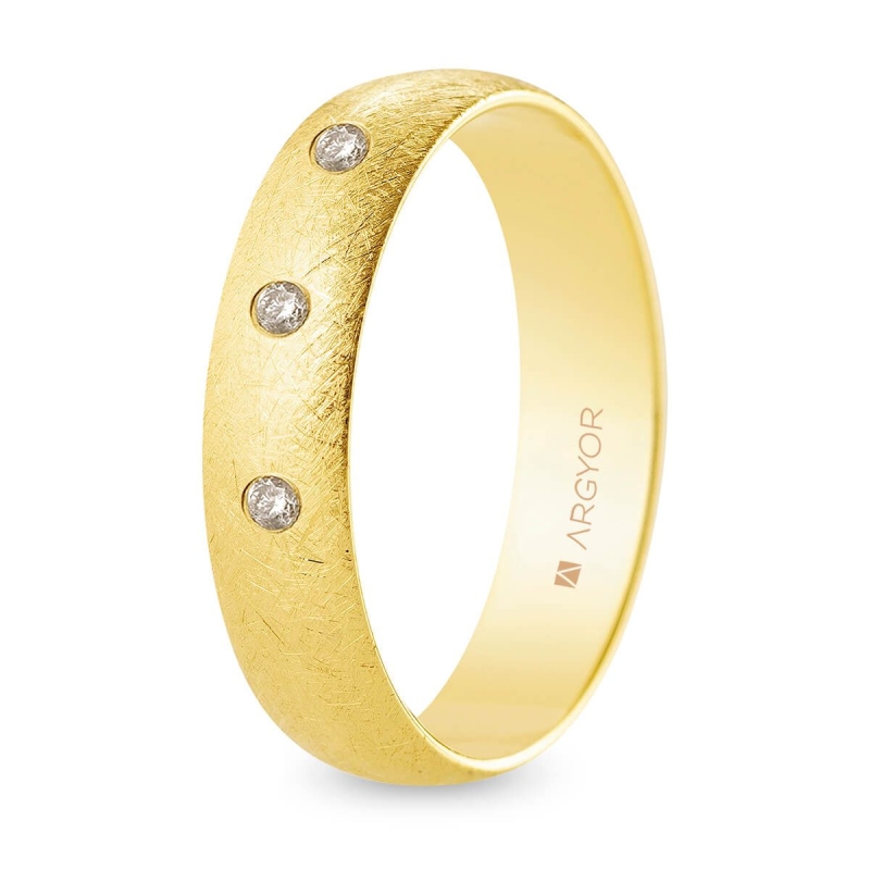 Alianza de boda oro amarillo 9k acabado hielo con tres diamantes interior plano 5 mm