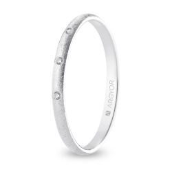 Alianza de boda oro blanco 9k acabado hielo con tres diamantes 2 mm