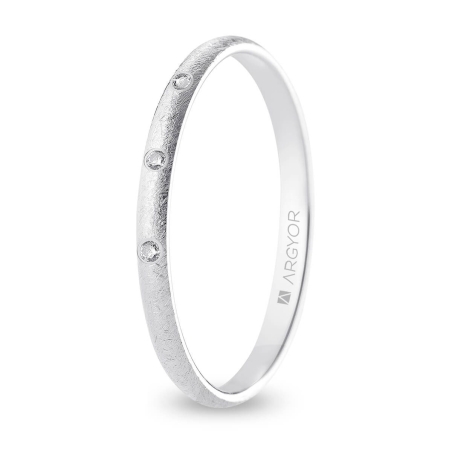 Alianza de boda oro blanco 9k acabado hielo con tres diamantes 2 mm