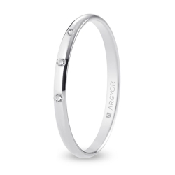 Alianza de boda oro blanco 9k acabado pulido con tres diamantes 2 mm