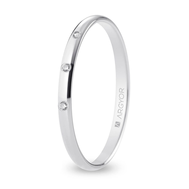 Alianza de boda oro blanco 9k acabado pulido con tres diamantes 2 mm