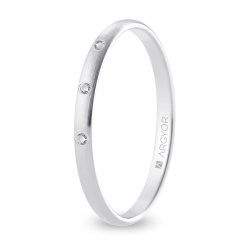 Alianza de boda oro blanco 9k acabado satinado con tres diamantes 2 mm