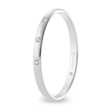 Alianza de boda oro blanco 9k acabado satinado con tres diamantes 2 mm