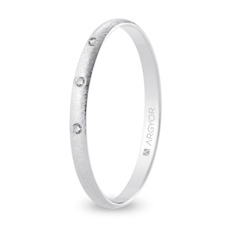 Alianza de boda oro blanco 9k acabado hielo con tres diamantes interior plano 2 mm