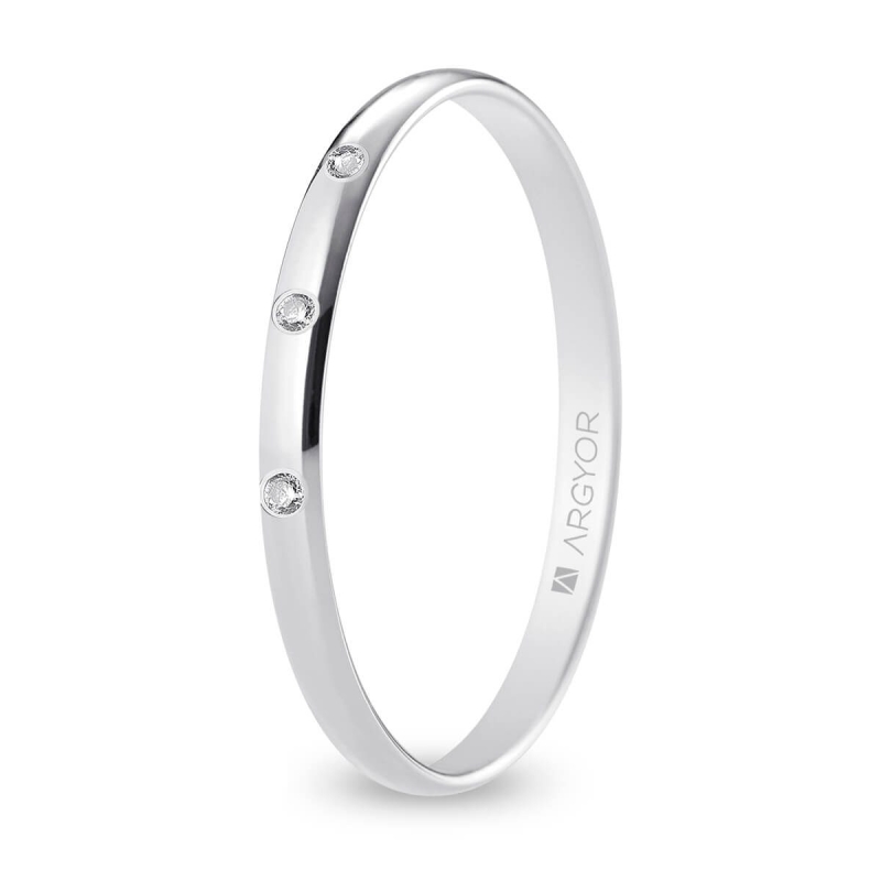 Alianza de boda oro blanco 9k acabado pulido con tres diamantes interior plano 2 mm