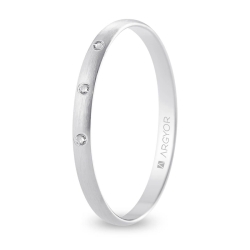 Alianza de boda oro blanco 9k acabado satinado con tres diamantes interior plano 2 mm