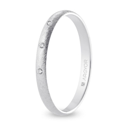 Alianza de boda oro blanco 9k acabado hielo con tres diamantes 2.5 mm