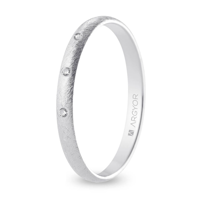 Alianza de boda oro blanco 9k acabado hielo con tres diamantes 2.5 mm