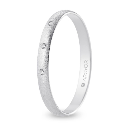 Alianza de boda oro blanco 9k acabado hielo con tres diamantes interior plano 2.5 mm