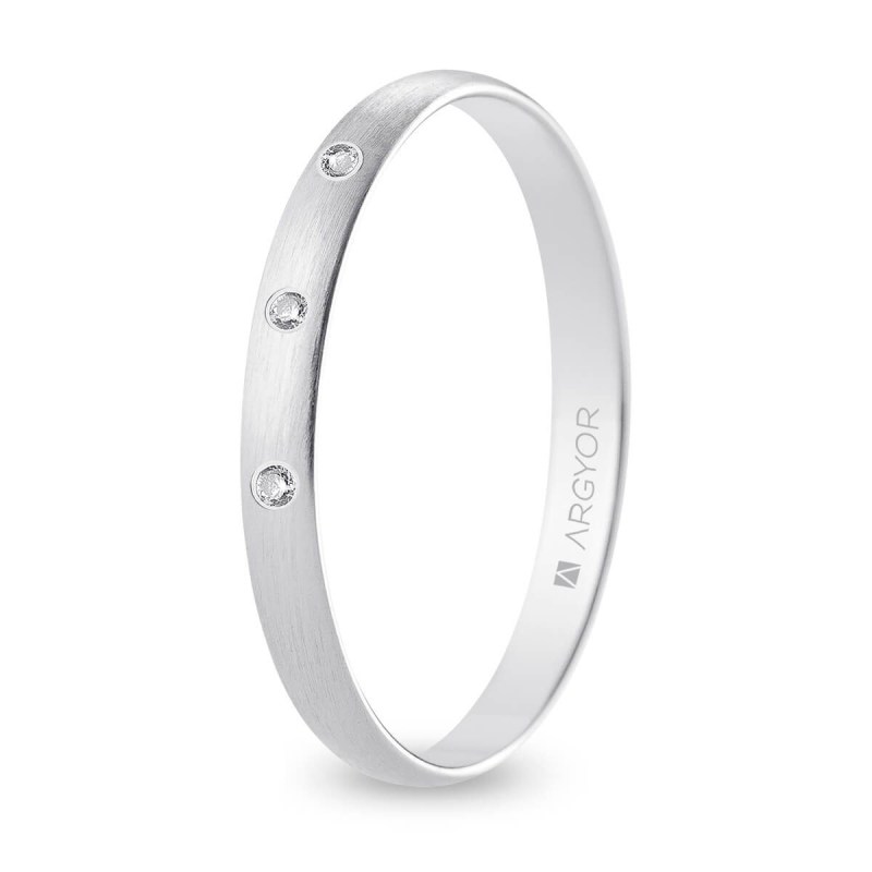 Alianza de boda oro blanco 9k acabado satinado con tres diamantes interior plano 2.5 mm