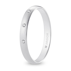 Alianza de boda oro blanco 9k acabado satinado con tres diamantes 3 mm