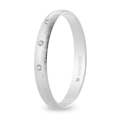Alianza de boda oro blanco 9k acabado hielo con tres diamantes interior plano 3 mm