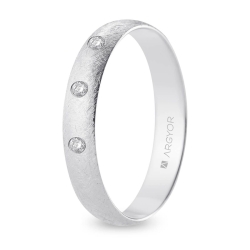 Alianza de boda oro blanco 9k acabado hielo con tres diamantes 4 mm