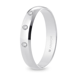 Alianza de boda oro blanco 9k acabado pulido con tres diamantes 4 mm