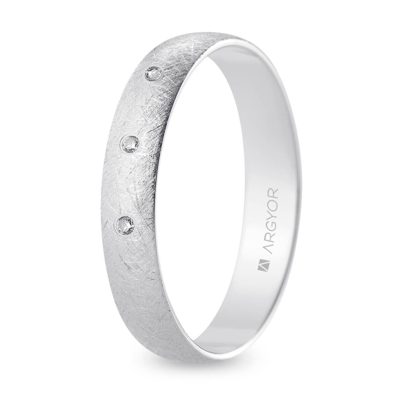 Alianza de boda oro blanco 9k acabado hielo con tres diamantes interior plano 4 mm