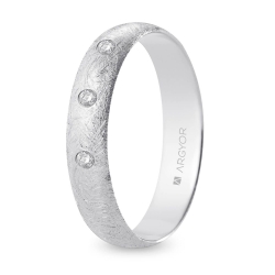 Alianza de boda oro blanco 9k acabado hielo con tres diamantes 4.5 mm