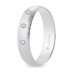 Alianza de boda oro blanco 9k acabado hielo con tres diamantes 5 mm