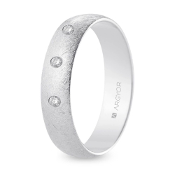 Alianza de boda oro blanco 9k acabado hielo con tres diamantes interior plano 5 mm