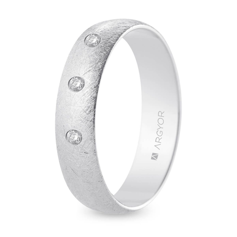 Alianza de boda oro blanco 9k acabado hielo con tres diamantes interior plano 5 mm