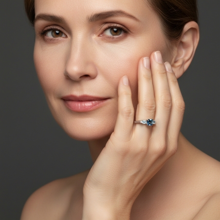 Anillo Oro Blanco 18k, topacios y diamantes 0.07cts "Linéa"