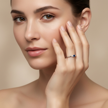 Anillo Oro Blanco 18k, zafiro y diamantes 0.08cts "Moss"