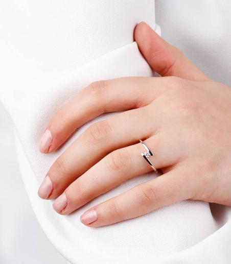 Anillo "Ravello" Oro Blanco 18k y Diamante 0.10 cts