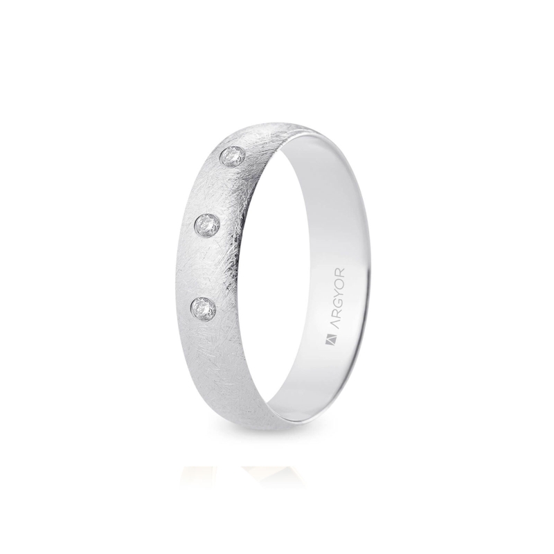 Alianza de boda oro blanco 9k acabado hielo con tres diamantes 5 mm