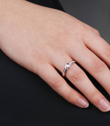 Anillo "Matera" Oro Blanco 18k  y Diamantes 0.15 cts
